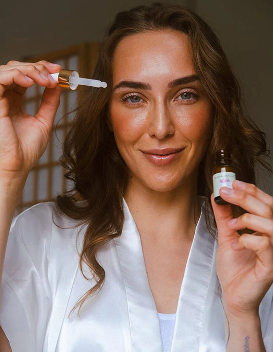 El Secreto del Sérum de Vitamina C que NO Mancha tu Piel (Incluso de Día)
